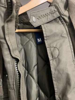 Abrigo verde militar con capucha