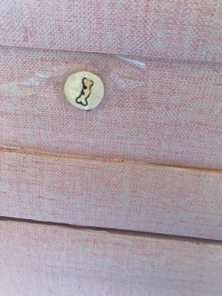 Bella cassettiera rivestita e in legno