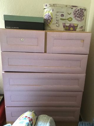 Bella cassettiera rivestita e in legno