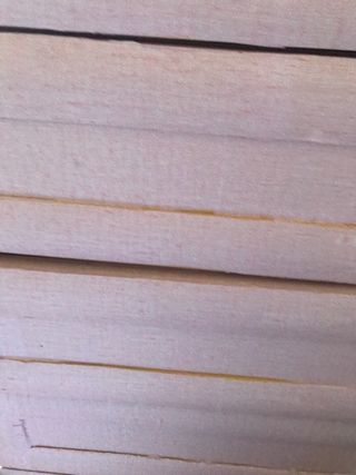 Bella cassettiera rivestita e in legno