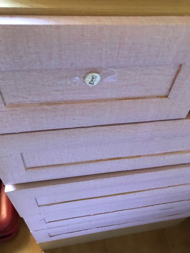 bonita cajonera forrada y madera