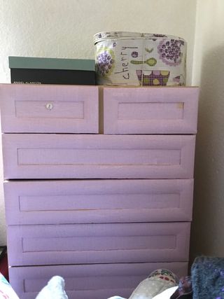 Bella cassettiera rivestita e in legno