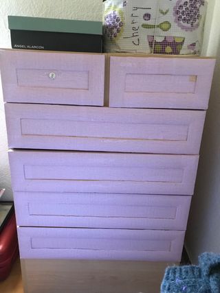 Bella cassettiera rivestita e in legno