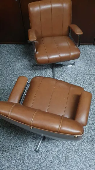 Sillones giratorios de cuero marrones