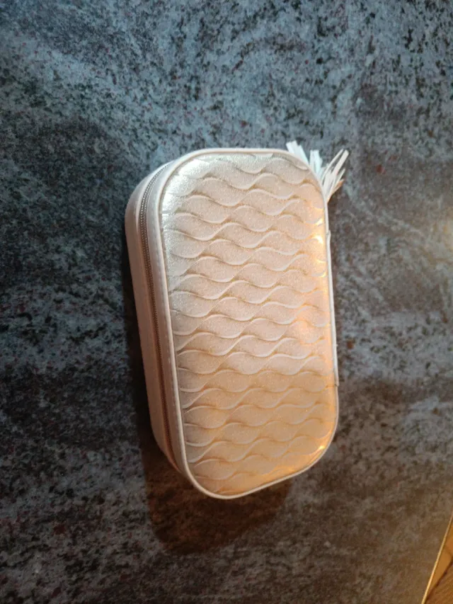 Joyero de viaje dorado y blanco