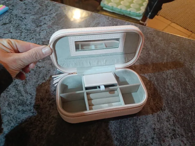 Joyero de viaje dorado y blanco