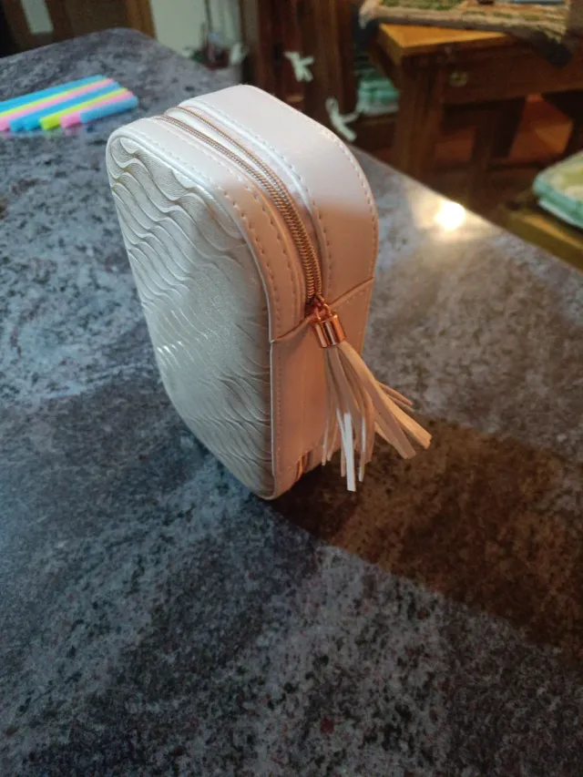 Joyero de viaje dorado y blanco