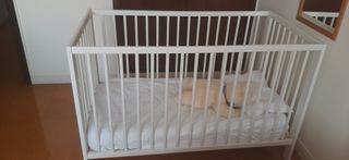 Cuna infantil de madera blanca