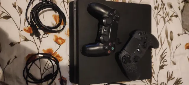 PS4 Slim 1TB Negra + Accesorios
