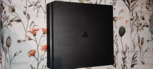 PS4 Slim 1TB Negra + Accesorios
