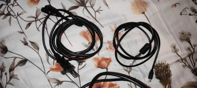 PS4 Slim 1TB Negra + Accesorios