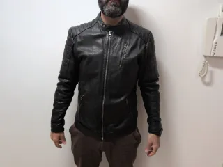 Cazadora de piel negra nueva