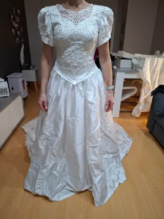 Vestido de novia con pedrería y mangas abullonadas