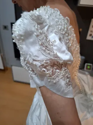 Vestido de novia con pedrería y mangas abullonadas