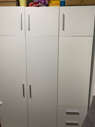 Ropero blanco de tres puertas y altillo.