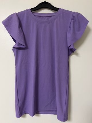 Blusa morada con mangas abullonadas