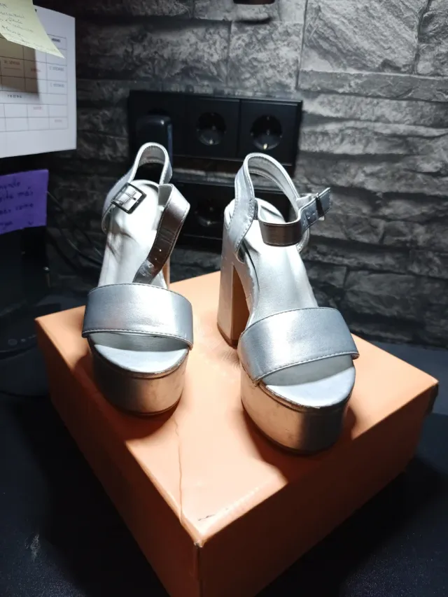 Zapatos de tacón plataforma dorados y plateados