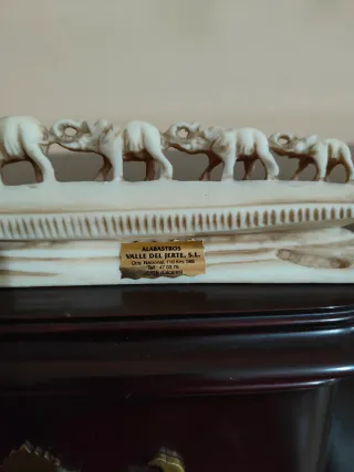 Familia de elefantes de alabastro