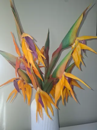 Jarrón blanco con flores Ave del Paraíso