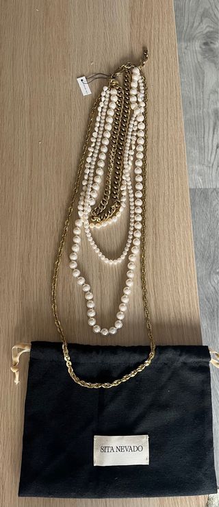 Sita Nevado: Collar Dorado y Perlas