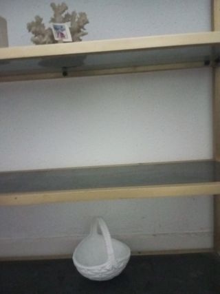 Estantería de cristal y metal dorada antiguo