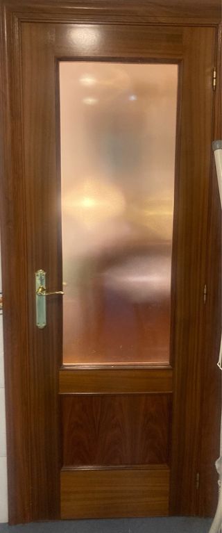 Puerta madera nogal 6 ciegas+2 con cristal.