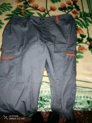 Pantalones de trabajo grises con detalles naranjas