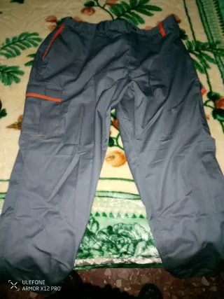 Pantalones de trabajo grises con detalles naranjas