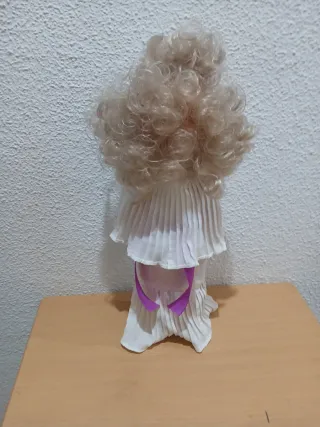 Muñeca rubia con traje blanco y morado