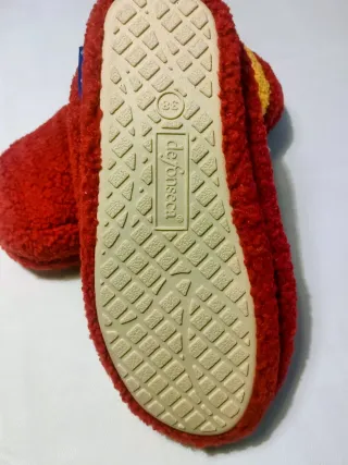 Pantofole chiuse a forma di scarpe da ginnastica