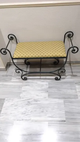 Banqueta forjada negra y amarilla