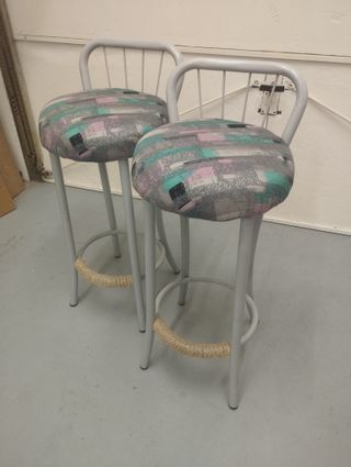 Taburete alto con asiento estampado