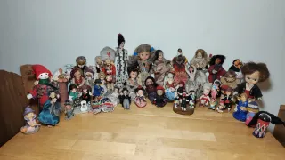 Lotto di quasi 50 bambole antiche varie con difetti