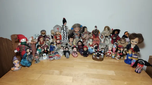 Lote casi 50 muñecas antiguas variadas con fallos