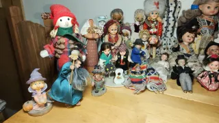 Lotto di quasi 50 bambole antiche varie con difetti