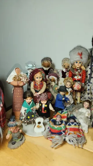 Lotto di quasi 50 bambole antiche varie con difetti