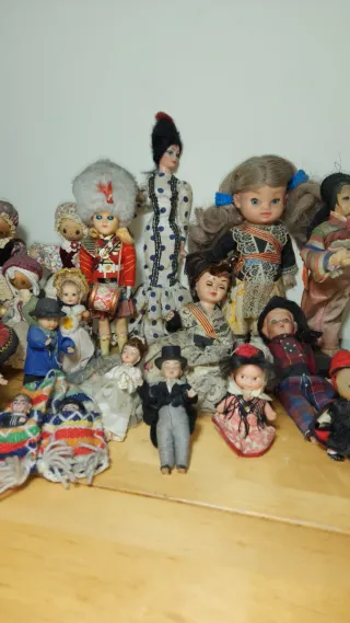 Lotto di quasi 50 bambole antiche varie con difetti