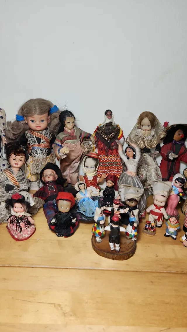 Lote casi 50 muñecas antiguas variadas con fallos