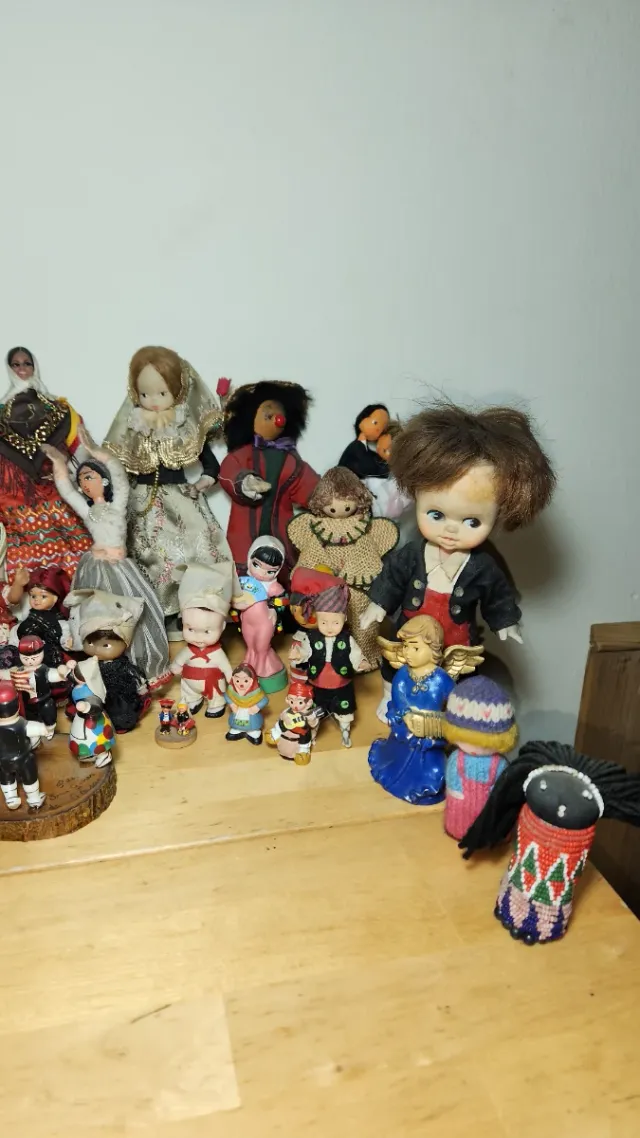 Lote casi 50 muñecas antiguas variadas con fallos