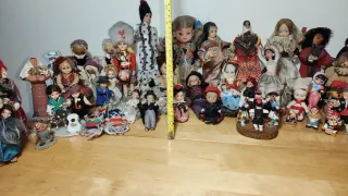 Lotto di quasi 50 bambole antiche varie con difetti