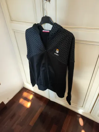 Felpa con cappuccio nera stile sportivo