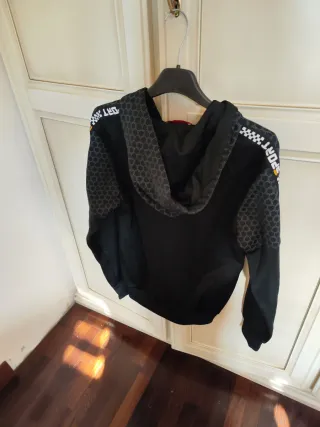 Felpa con cappuccio nera stile sportivo