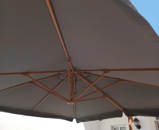 Sombrilla de tela gris