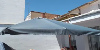 Sombrilla de tela gris