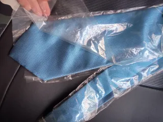 Corbata azul con textura de cuadritos