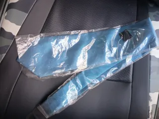 Corbata azul con textura de cuadritos