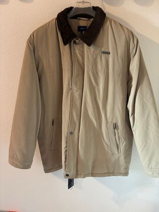 Chaquetón 3/4 beige con etiqueta.