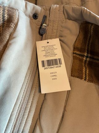 Chaquetón 3/4 beige con etiqueta.