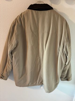 Chaquetón 3/4 beige con etiqueta.