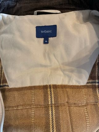 Chaquetón 3/4 beige con etiqueta.